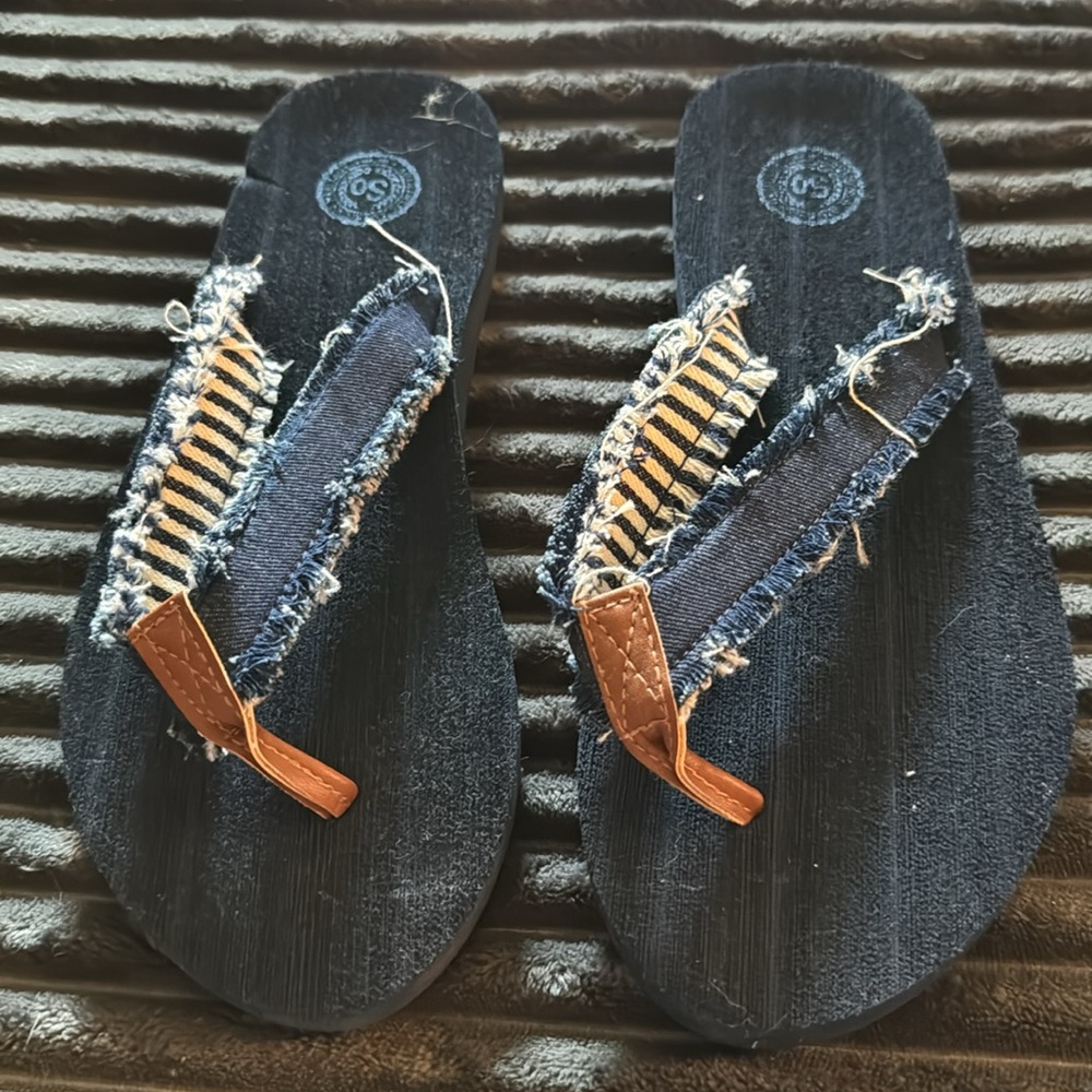 Lot Size L (9/10) SO Flip Flops from Kohl’s. - Picture 4 of 7